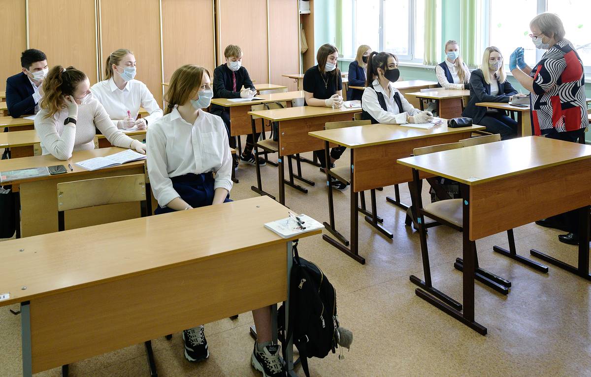 В школах учеников заставляют. Школа ЕГЭ. Экзамены в школе. Школьники на ЕГЭ. Российские школьники.